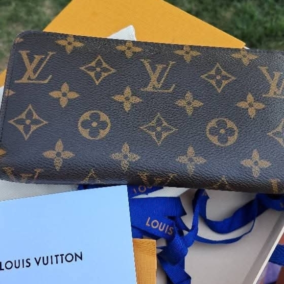 Louis Vuitton Monogram Wallet - Picture 2 of 8